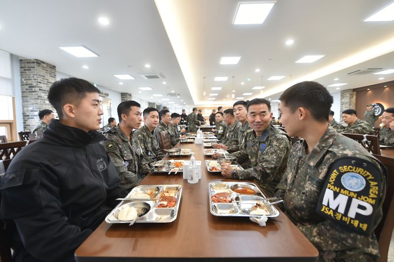 진영승 합참의장, 브런슨 사령관과 유엔사 경비대대 등 방문