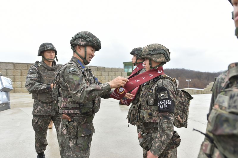 진영승 합참의장, 브런슨 사령관과 유엔사 경비대대 등 방문