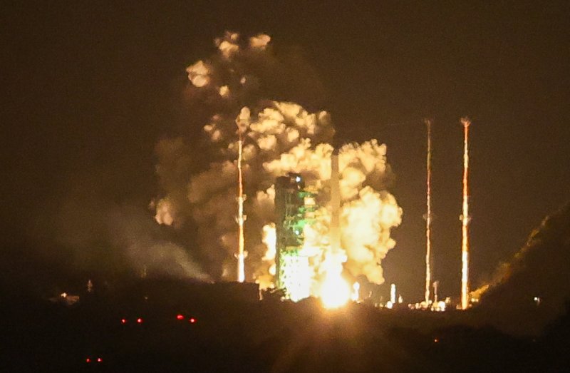 한국형 발사체 누리호(KSLV-Ⅱ)가 27일 새벽 전남 고흥군 나로우주센터에서 4차 발사를 맞아 우주로 날아오르고 있다. 차세대중형위성 3호(1기)를 비롯해 큐브위성 12기 등 총 13기의 위성을 실은 누리호는 오로라를 비롯한 우주환경 관측부터 항암제 연구 등 우주 바이오 실험까지 다양한 임무를 추진한다. 2025.11.27/뉴스1 ⓒ News1 안은나 기자