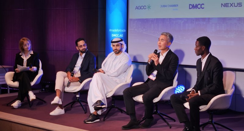 [서울=뉴시스] 넥써쓰는 장현국 대표(오른쪽)가 지난 10일 서울 강남구 코엑스에서 열린 두바이복합상품거래소(DMCC) '메이드 포 트레이드 라이브' 포럼에 참석했다고 11일 밝혔다. (사진=넥써쓰 제공) *재판매 및 DB 금지