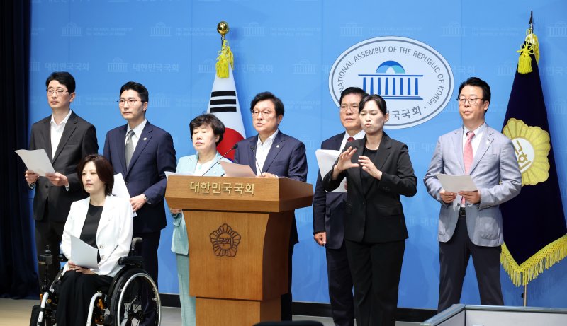 [서울=뉴시스] 김금보 기자 = 박형수 국회 법제사법위원회 국민의힘 간사를 비롯한 의원들이 7일 오전 서울 여의도 국회 소통관에서 현안 관련 기자회견을 하고 있다.법사위 국민의힘 의원들은 주식 차명거래 의혹으로 더불어민주당을 탈당한 이춘석 의원의 후임 법사위원장으로 추미애 민주당 의원이 내정된 것에 대해 규탄하며 법사위원장을 야당 몫으로 되돌려줘야 한다고 주장했다. 2025.08.07. kgb@newsis.com