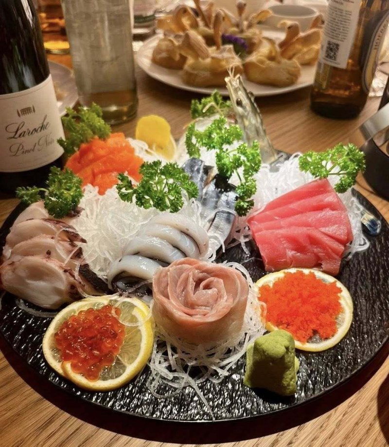 주북러시아대사관은 27일 페이스북에 "11월 26일 모스크바 중심부에서 오랫동안 기다려온 한식당 '승리'의 개장이 성대하게 거행됐다"고 밝혔다. 대사관이 공개한 개업식 음식 사진. (주북러시아대사관 페이스북 갈무리).