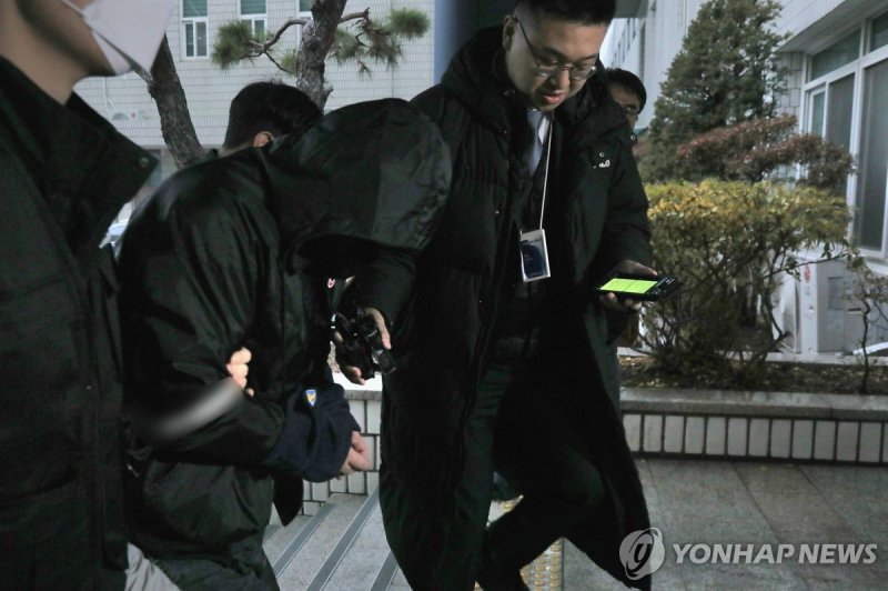 고개 숙인 '16개월 영아 사망' 계부 (출처=연합뉴스)