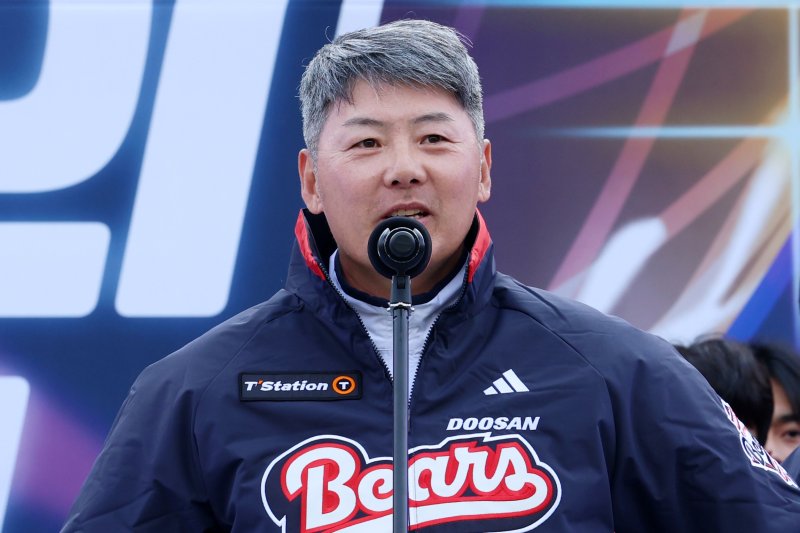 [서울=뉴시스] 조성우 기자 = 23일 서울 송파구 잠실야구장에서 열린 두산 베어스 팬 페스티벌 '곰들의 모임'에서 김원형 감독이 팬들에게 인사하고 있다. 2025.11.23. xconfind@newsis.com