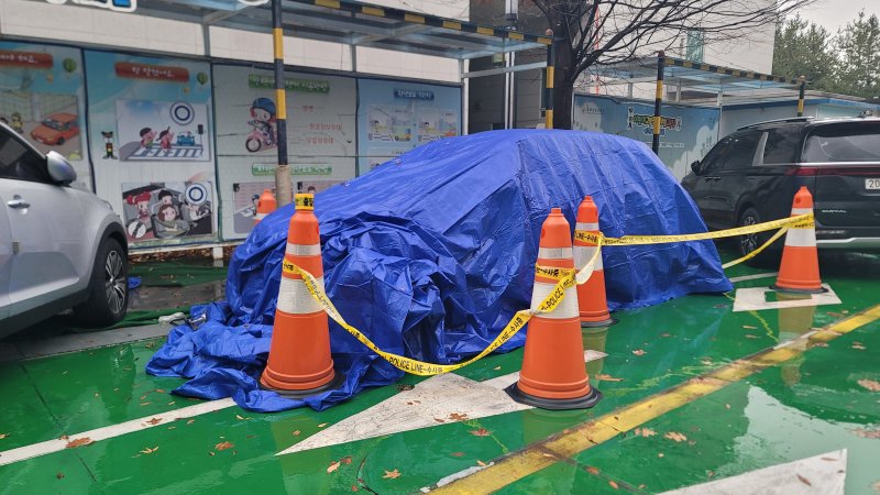 충북 청주 50대 여성 실종자 A씨의 SUV차량이 27일 충북 청주시 충북경찰청에 주차돼 있다. 이 차량은 전날 충주호에서 인양됐다. A씨는 지난달 14일 오후 6시 10분께 청주시 옥산면의 한 회사에서 자신의 SUV를 몰고 퇴근하는 모습이 인근 폐쇄회로(CC)TV에 찍힌 것을 끝으로 실종됐다. 2025.11.27/뉴스1 ⓒ News1 임양규 기자 /사진=뉴스1