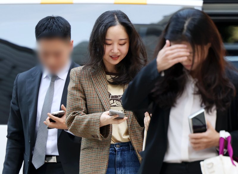 "민희진, 어도어 전 부대표에게 지분 0.3% 약속" VS "하이브 유리한 부분만 발췌"