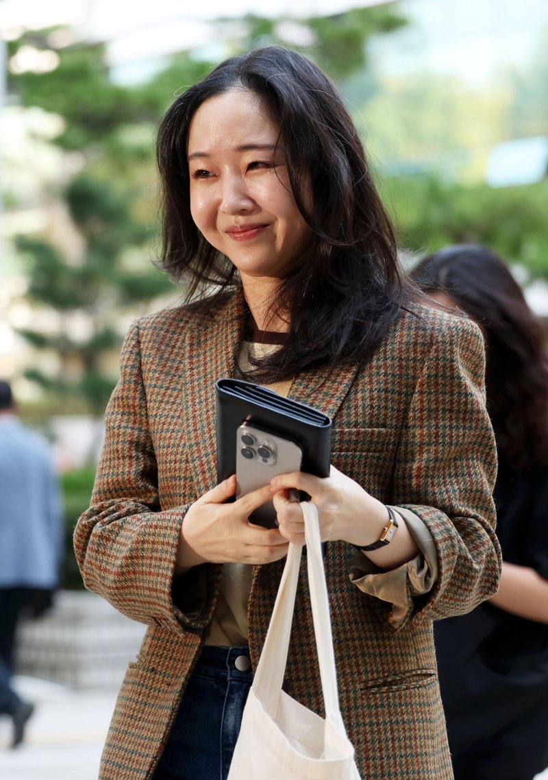 "민희진, 어도어 전 부대표에게 지분 0.3% 약속" VS "하이브 유리한 부분만 발췌"