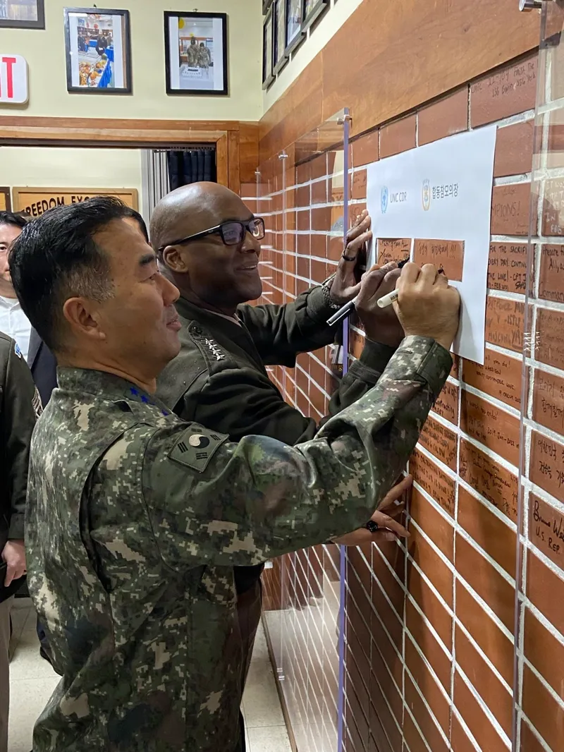 진영승 합참의장, 브런슨 사령관과 유엔사 경비대대 등 방문