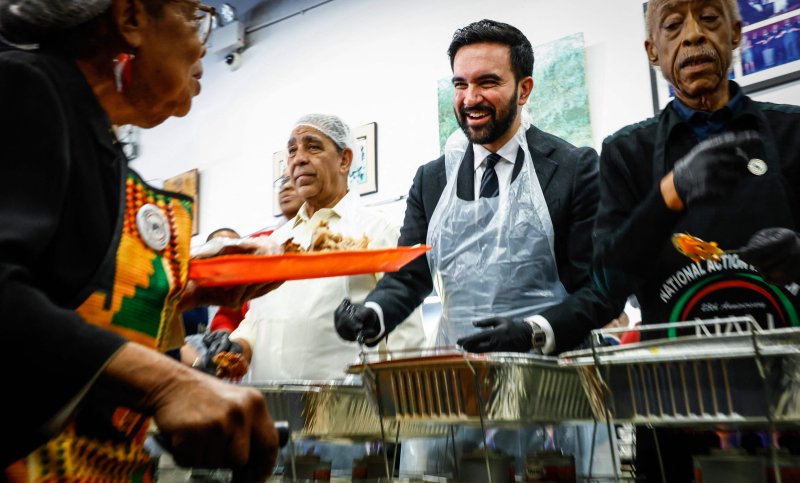 조란 맘다니 미국 뉴욕시장 당선인(가운데)이 지난달 27일 미국 뉴욕의 할렘에서 연례 추수감사절 급식 행사에 참석해 배식하고 있다.AFP연합뉴스