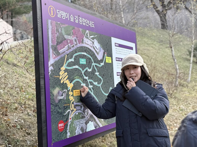 하이원리조트 숲 해설가가 달팽이 숲에 대해 설명하고 있다.ⓒ News1 윤슬빈 관광전문기자