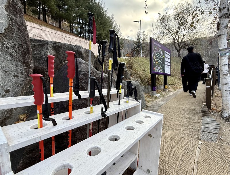 숲길을 보다 쉽게 오르려면 달팽이 숲길 초입에 비치된 등산스틱을 이용하면 된다.ⓒ News1 윤슬빈 관광전문기자