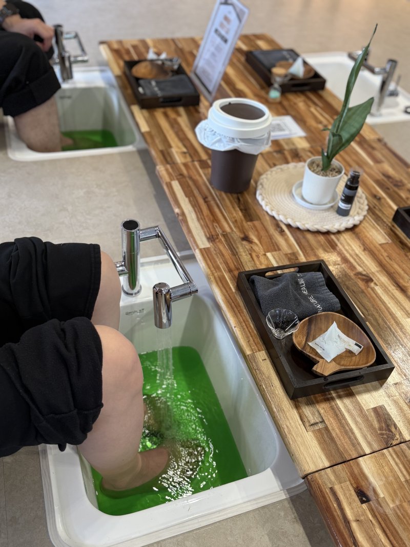 솔잎향 소금을 풀어 혈액순환과 체온상승을 돕는 족욕 체험ⓒ News1 윤슬빈 관광전문기자