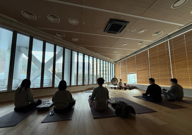 실내 공간인 밸런스케어존에서 진행하는 위스키 명상ⓒ News1 윤슬빈 관광전문기자