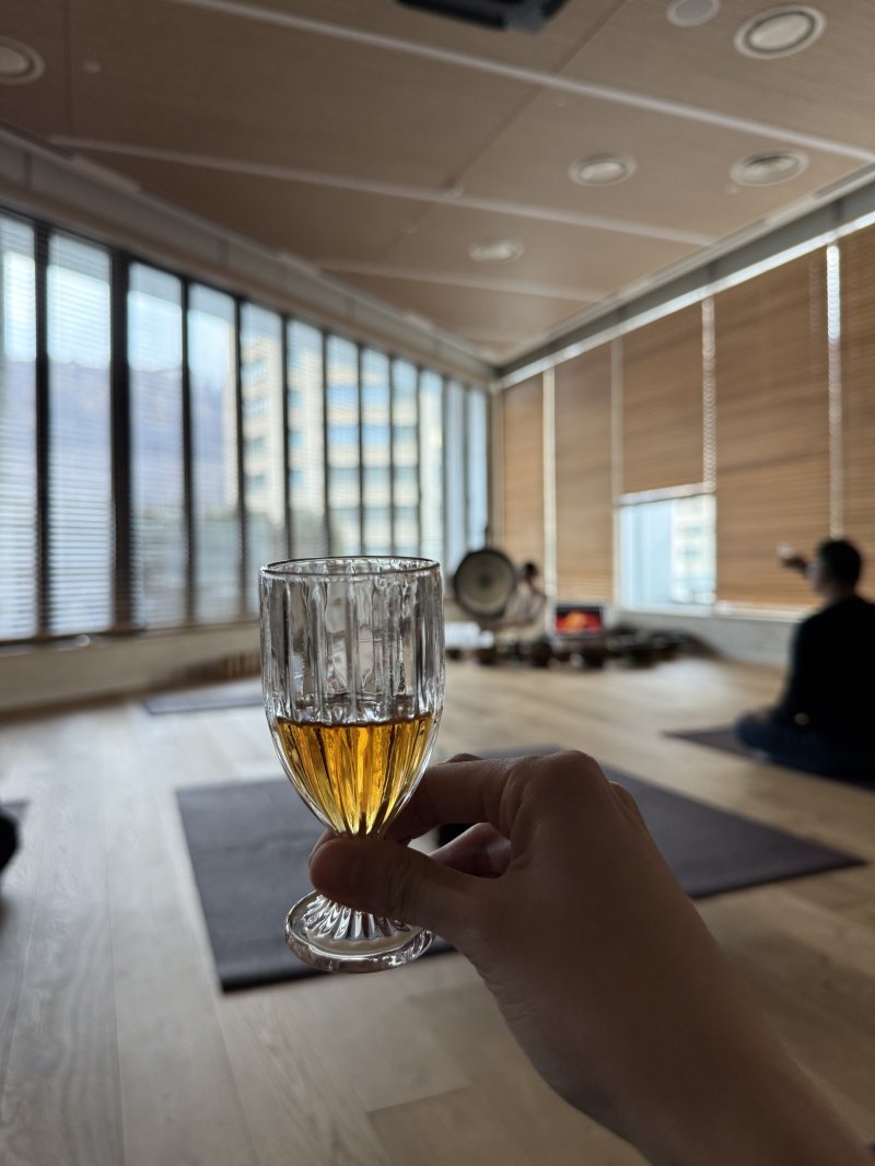 유리잔에 세모금 정도의 위스키를 담아준다.ⓒ News1 윤슬빈 관광전문기자