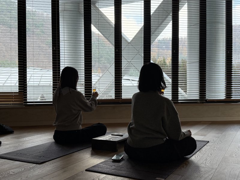 위스키를 바라보는 체험객들의 모습ⓒ News1 윤슬빈 관광전문기자