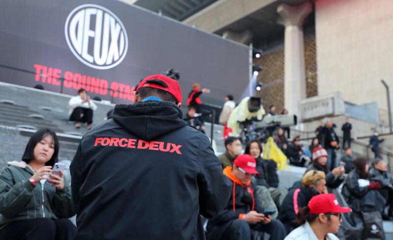 "시간을 넘어 영원으로" 듀스 28년만 신곡과 AI로 부활한 김성재