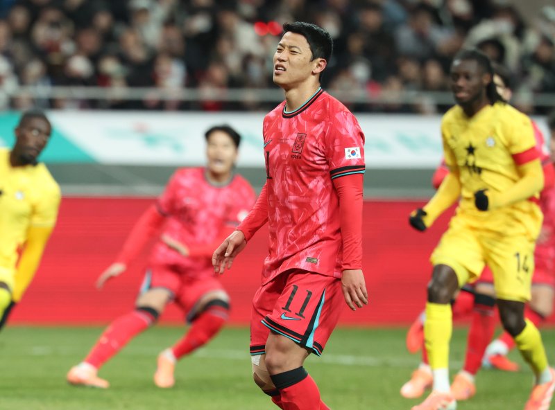 [서울=뉴시스] 황준선 기자 = 지난 18일 오후 서울 마포구 서울월드컵경기장에서 열린 축구 국가대표팀 평가전 대한민국과 가나의 경기, 후반 한국 황희찬이 페널티킥에 실패한 뒤 아쉬워하고 있다. 2025.11.18. hwang@newsis.com