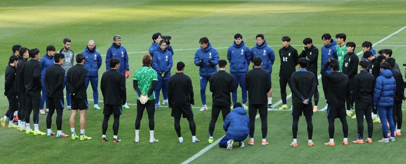 [서울=뉴시스] 김진아 기자 = 대한민국 축구대표팀 홍명보 감독이 가나와의 A매치 평가전을 앞두고 지난 17일 서울 마포구 서울월드컵경기장에서 열린 공식훈련을 지시하고 있다. 2025.11.17. bluesoda@newsis.com