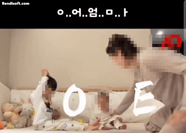 "내가 뭘 본거야?"..영상 찍으려고 1세 아들 발로 찬 母