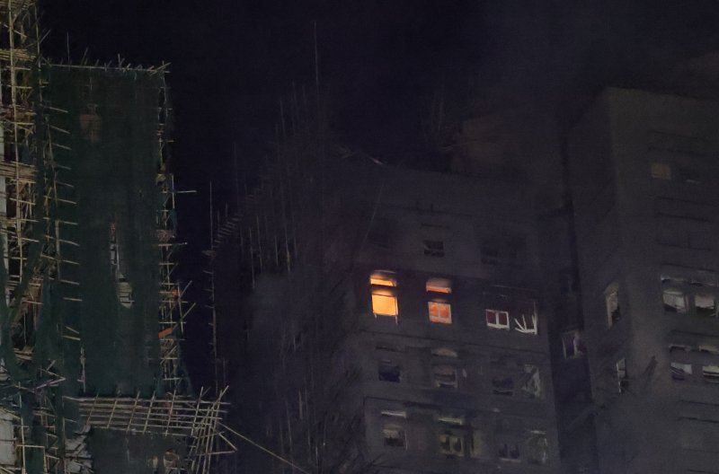 27일 대형 화재가 발생한 홍콩 북부 타이포 구역의 웡 푹 코트 아파트 단지에 불길이 여전히 남아 있다. 지난 26일 발생한 화재로 최소 75명이 사망했다. 2025.11.28/뉴스1 ⓒ News1 권현진 기자