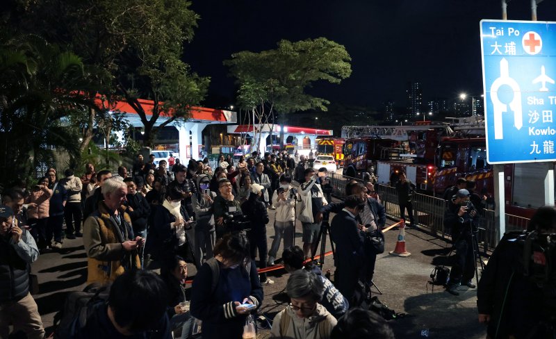 27일 홍콩 왕푹 코트에서 발생한 대형 아파트 화재 현장을 찾은 시민들이 안타까운 모습으로 화재 현장을 바라보고 있다. 2025.11.27/뉴스1 ⓒ News1 권현진 기자