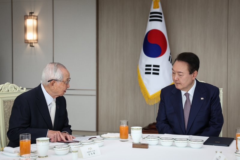 윤석열 전 대통령과 극동방송 이사장 김장환 목사. 2022.11.8/뉴스1 ⓒ News1 오대일 기자 (대통령실 제공)