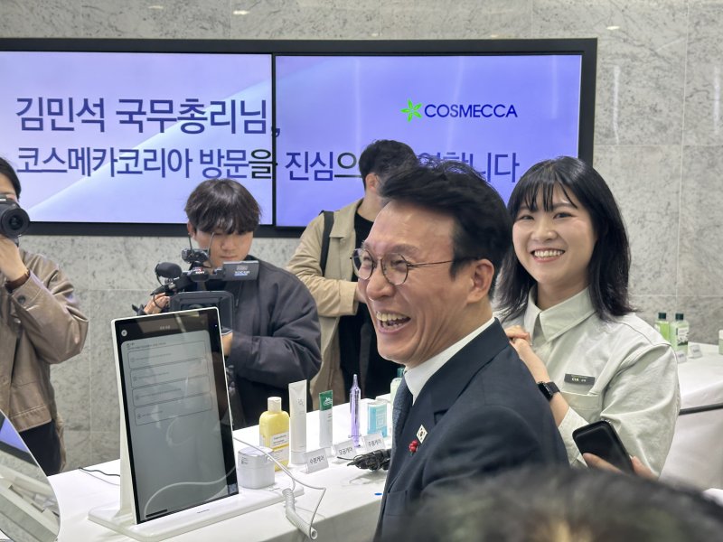 김민석 국무총리가 지난 27일 충북 음성군 대소면 화장품 제조기업 코스메카코리아에서 6회 국가정책조정회의에서 앞서 피부 테스트를 하고 있다. 2025.11.27/뉴스1 ⓒ News1 윤원진 기자