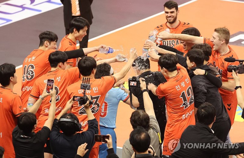 물세례 받는 OK저축은행 신영철 감독 (출처=연합뉴스)