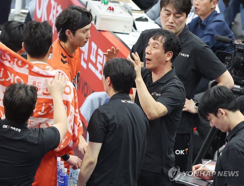 작전 지시하는 신영철 감독 (출처=연합뉴스)