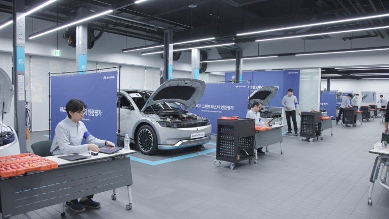 엔지니어들이 실기 평가를 치르는 모습 (출처=연합뉴스)