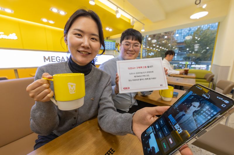 KT 모델들이 '디즈니플러스+메가MGC커피', '디즈니플러스 생활구독팩을 소개하고 있다. KT 제공