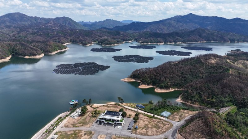 임하댐 수상태양광 집적화단지 전경. 설치지역인 안동시의 호국정신을 담아 무궁화 경관 디자인을 적용했다.(한국수자원공사 제공.재판매 및 DB금지)/뉴스1