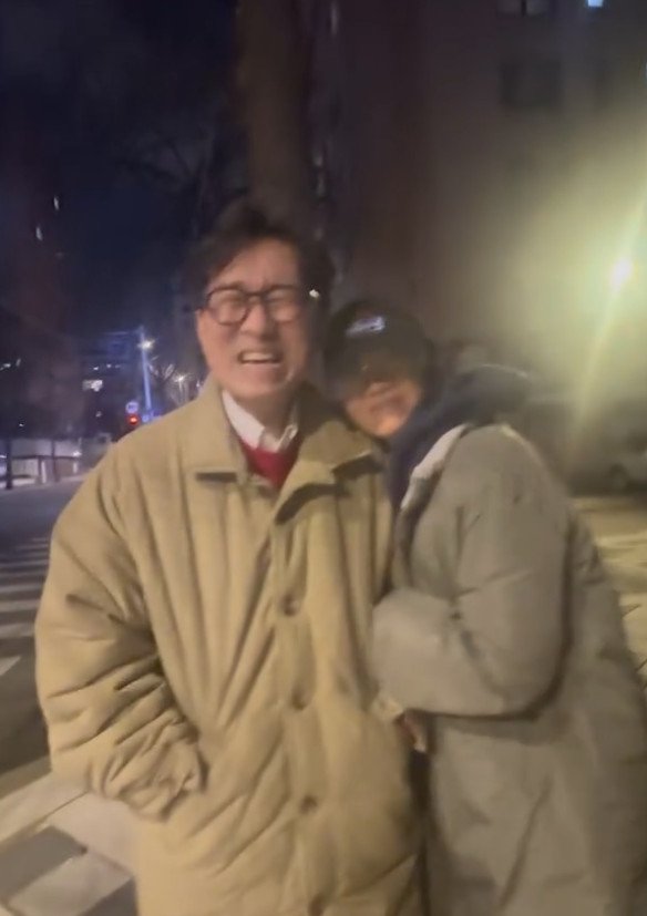 류현경, 장항준 앞에서 김은희 작가에 뽀뽀까지…즐거운 회식 [N샷]