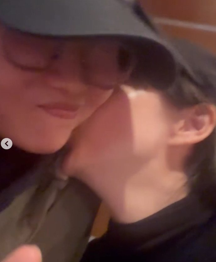 류현경, 장항준 앞에서 김은희 작가에 뽀뽀까지…즐거운 회식 [N샷]