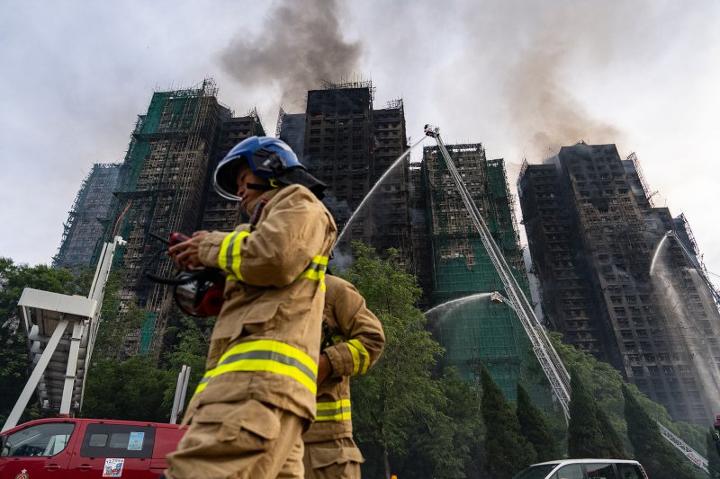 [홍콩=AP/뉴시스] 27일(현지 시간) 홍콩 북부 타이포 구역의 '웡 푹 코트' 아파트 단지에서 소방관들이 화재를 진압하고 있다. 전날 발생한 이 화재로 31층 아파트 8개 동 중 7개 동에 불이 번졌고 소방관 포함 최소 44명이 숨졌으며 45명이 부상하고 279명이 실종된 것으로 알려졌다. 2025.11.27.