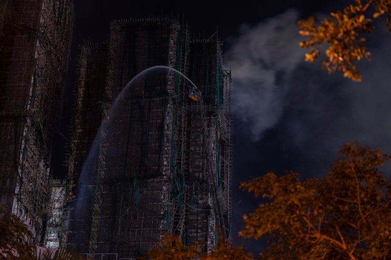 [홍콩=AP/뉴시스] 27일(현지 시간) 홍콩 북부 타이포 구역의 '웡 푹 코트' 아파트 단지에서 소방관들이 화재를 진압하고 있다. 지난 26일 발생한 이 화재로 31층 아파트 8개 동 중 7개 동에 불이 번졌고 최소 94명이 숨지고 70명 이상이 부상을 입었으며 279명이 실종된 것으로 알려졌다. 2025.11.27.