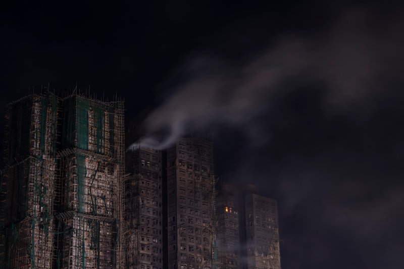 [홍콩=AP/뉴시스] 27일(현지 시간) 홍콩 북부 타이포 구역의 '웡 푹 코트' 아파트 단지에서 화재로 인해 연기가 피어오르고 있다. 지난 26일 발생한 이 화재로 31층 아파트 8개 동 중 7개 동에 불이 번졌고 최소 94명이 숨지고 70명 이상이 부상을 입었으며 279명이 실종된 것으로 알려졌다. 2025.11.27.