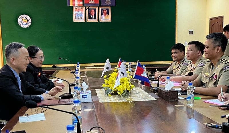 박일 캄보디아 내 재외국민보호 정부대표(왼쪽 첫번째)가 지난 27일 캄보디아 내 온라인 스캠 범죄 주요 발생지역 시하누크빌을 방문해 현지 경찰 수뇌부와 논의를 하고 있다. 외교부 제공
