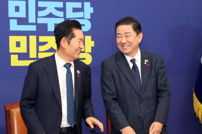 더불어민주당 바카라사이트 주사위 대표와 김병기 원내대표가 28일 국회에서 열린 최고위원회의에서 대화하며 미소짓고 있다. 사진=서동일 기자