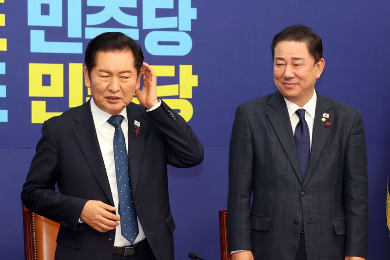 더불어민주당 바카라사이트 주사위 대표가 28일 국회에서 열린 최고위원회의에 앞서 머리를 가다듬고 있다. 사진=서동일 기자