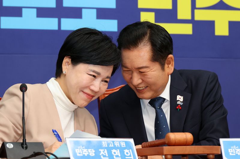 더불어민주당 바카라사이트 주사위 대표가 28일 국회에서 열린 최고위원회의에서 전현희 최고위원과 대화하며 미소짓고 있다. 사진=서동일 기자