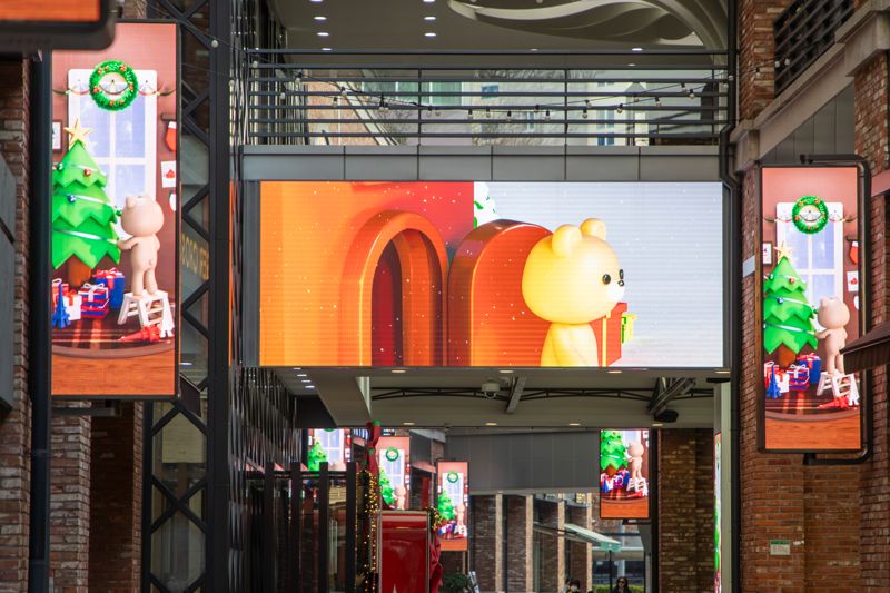 호반프라퍼티가 신구대학교와 협업해 제작한 크리스마스 영상이 28일 아브뉴프랑 판교 디지털 사이니지에 나오고 있다. 호반그룹 제공