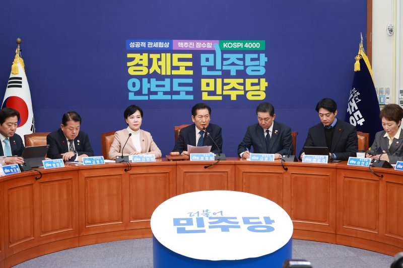 정청래 더불어민주당 대표가 28일 서울 여의도 국회에서 열린 최고위원회의에서 발언하고 있다. 뉴시스