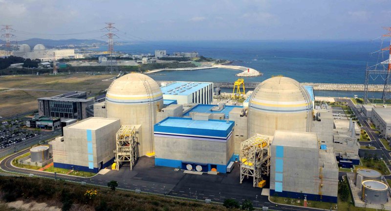 신고리 2호기(왼쪽)와 1호기 모습. 고리원전 2호기는 계속운전 심의가 진행중이다. 뉴시스