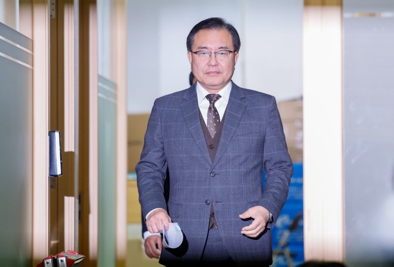 해병대원 순직사건 관련 의혹을 수사해 온 순직해병특검팀 이명현 특별검사가 28일 서울 서초구 해병특검 사무실에서 150일의 수사 일정을 마무리하며 최종 수사 결과를 발표하기 위해 대회의실로 입장하고 있다. 2025.11.28/뉴스1 ⓒ News1 안은나 기자