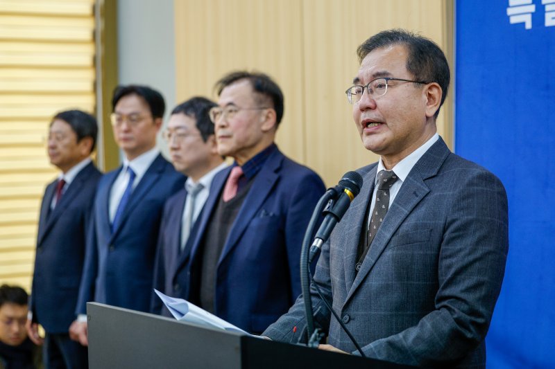 해병대원 순직사건 관련 의혹을 수사해 온 순직해병특검팀 이명현 특별검사가 28일 서울 서초구 해병특검 사무실에서 150일의 수사 일정을 마무리하며 최종 수사 결과를 발표하고 있다. 2025.11.28/뉴스1 ⓒ News1 안은나 기자