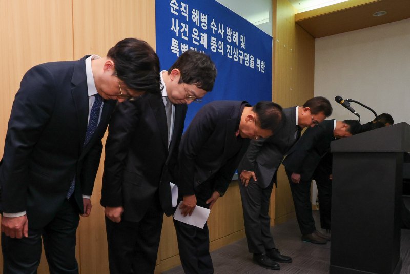 해병대원 순직사건 관련 의혹을 수사해 온 순직해병특검팀 이명현 특별검사가 28일 서울 서초구 해병특검 사무실에서 150일의 수사 일정을 마무리하며 최종 수사 결과를 발표한 뒤 인사하고 있다. 2025.11.28/뉴스1 ⓒ News1 안은나 기자