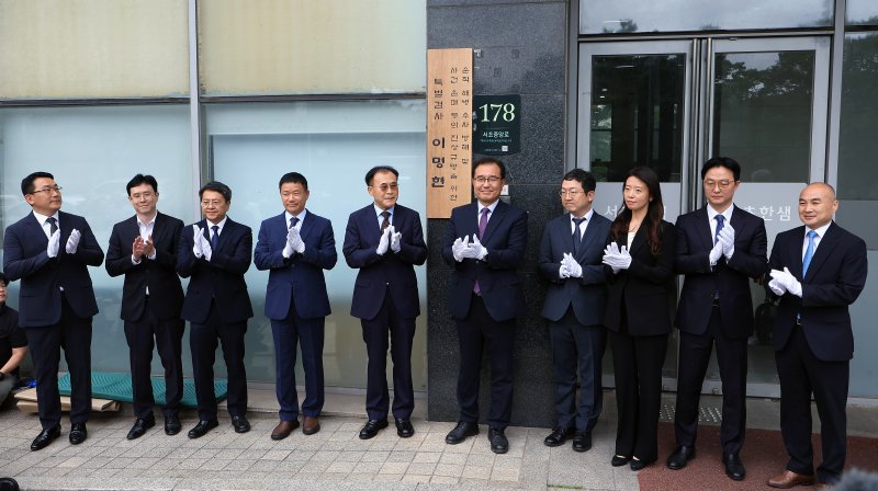 채수근 해병 순직 사건을 수사하는 순직해병 특별검사팀 이명현 특별검사와 특검팀이 2일 오전 서울 서초구 서초중앙로 특검사무실에서 현판식을 갖고 있다. 특검팀은 이날 첫 조사로 구명 로비 의혹을 받는 임성근 전 해병대 1사단장을 소환 조사한다. 2025.7.2/뉴스1 ⓒ News1 박정호 기자