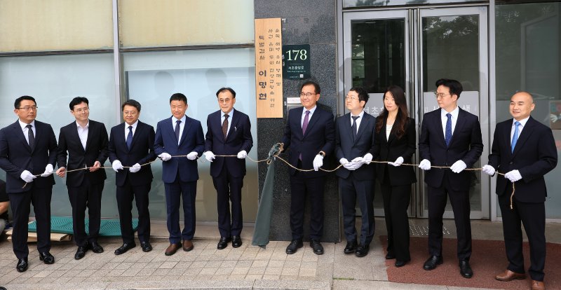 채수근 해병 순직 사건을 수사하는 순직해병 특별검사팀 이명현 특별검사와 특검팀이 2일 오전 서울 서초구 서초중앙로 특검사무실에서 현판식을 갖고 있다. 특검팀은 이날 첫 조사로 구명 로비 의혹을 받는 임성근 전 해병대 1사단장을 소환 조사한다. 2025.7.2/뉴스1 ⓒ News1 박정호 기자