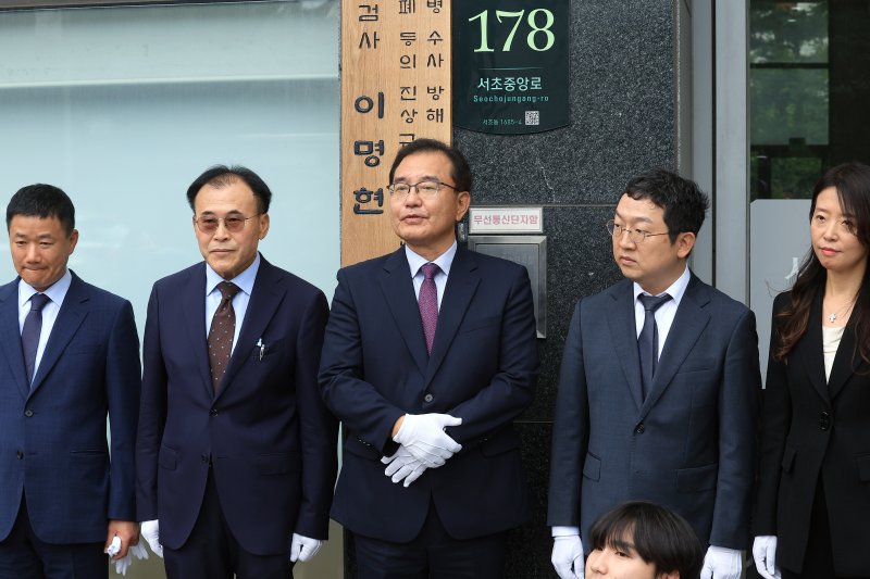 채수근 해병 순직 사건을 수사하는 순직해병 특별검사팀 이명현 특별검사가이 2일 오전 서울 서초구 서초중앙로 특검사무실 앞에서 가진 현판식에서 발언을 하고 있다. 특검팀은 이날 첫 조사로 구명 로비 의혹을 받는 임성근 전 해병대 1사단장을 소환 조사한다. 2025.7.2/뉴스1 ⓒ News1 박정호 기자